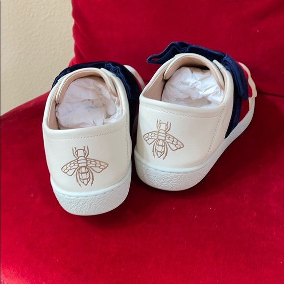 Brand new Gucci lether sneaker with bows - Picture 3 of 6